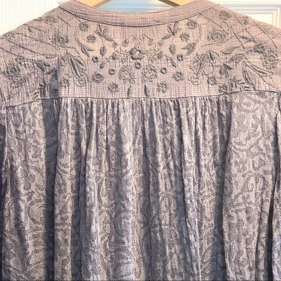 Lucky Brand Grey Stretch Embroidered Floral  Tunic Top V Neck Button Up Size M - Picture 10 of 11